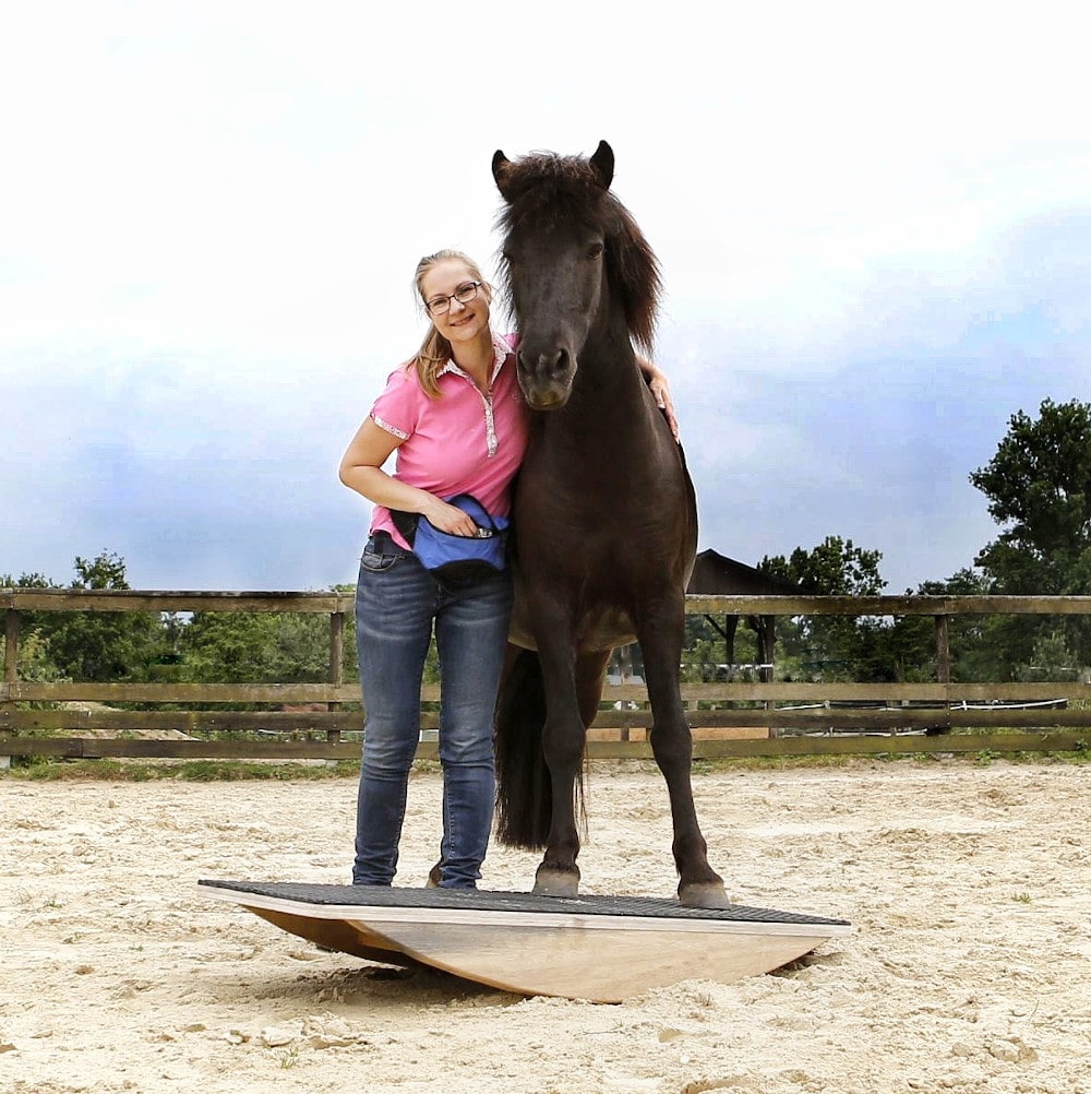 Eva-Marie Essers mit Pferd auf der Pferdewippe beim Pferdetraining